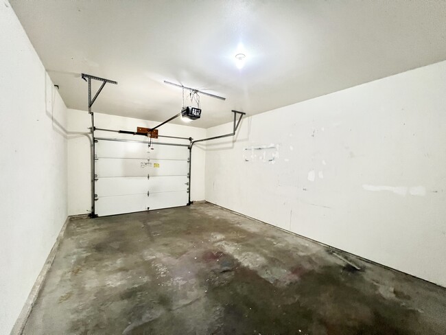 Building Photo - 140 Sater St