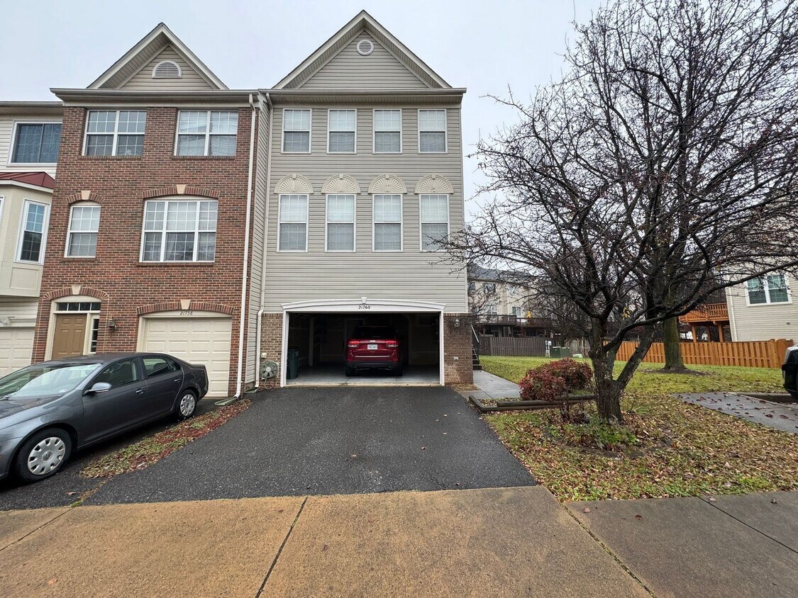 Foto principal - Spacious 3 Bed 3 Bath End-Unit Townhome Wi...