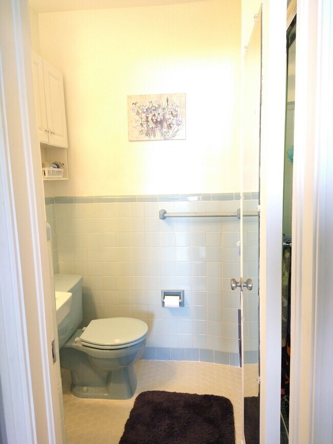 Full 3 piece shower - 1500 S Surf Rd