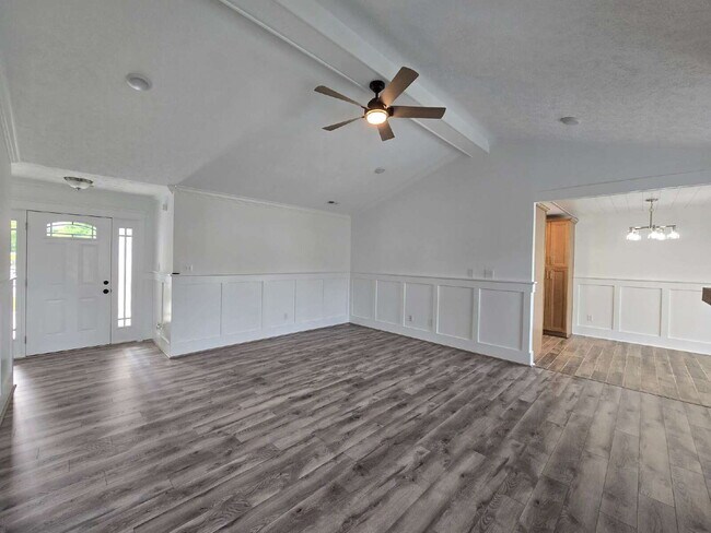 Foto del edificio - "Charming 3-Bedroom Retreat with Granite Finishes & Cozy Fireplace in Jacksonville!"