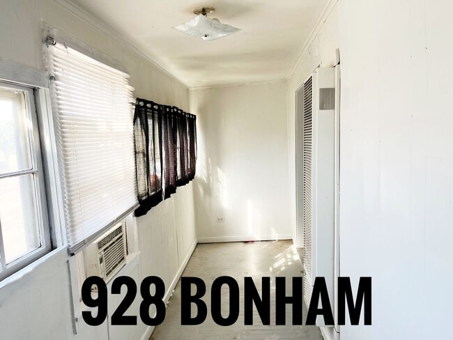 Foto del edificio - 928 S Bonham above garage apartment 1/2 of...