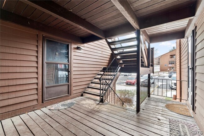 Foto del edificio - 325 Village Blvd N