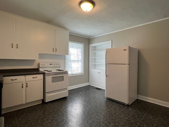 Building Photo - MOVE-IN READY!