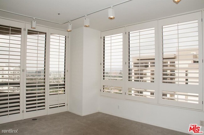 Building Photo - 10430 Wilshire Blvd