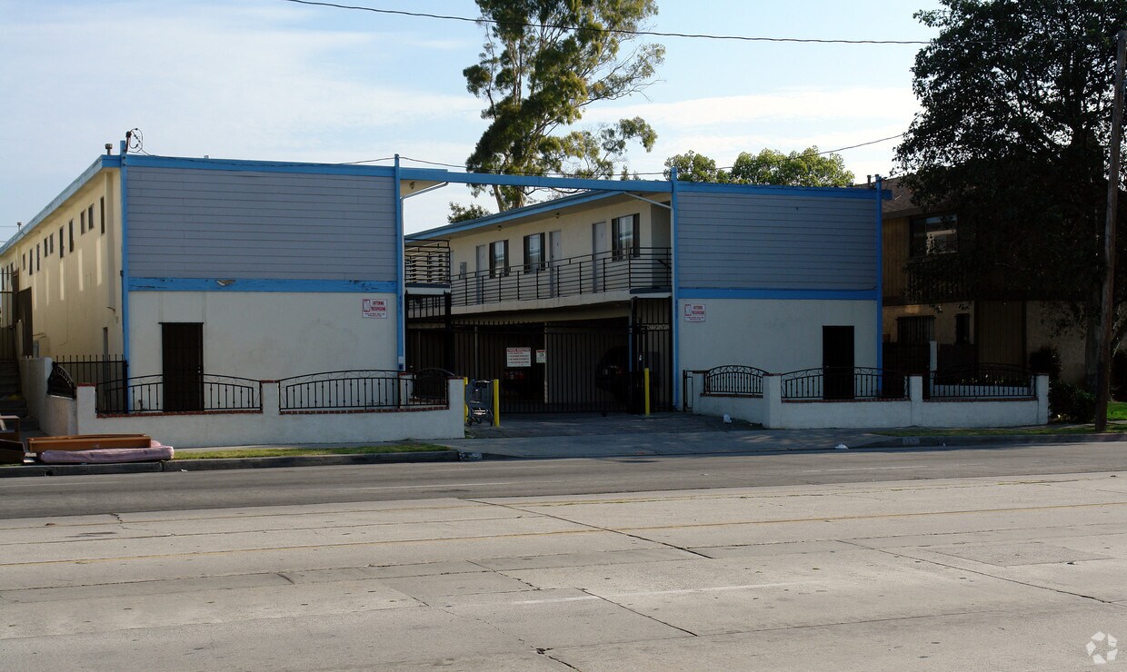 Building Photo - 4075 W Rosecrans Ave