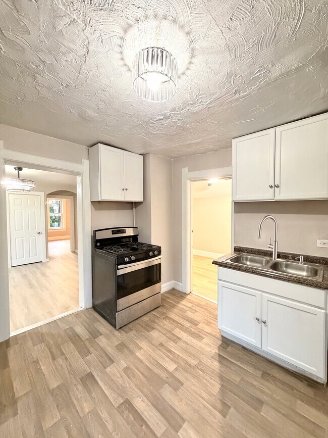 Foto del edificio - 3104 N Newhall St