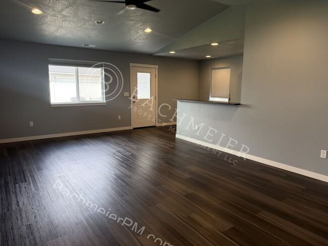Building Photo - Beautiful Newer 3-Bedroom, 2-Bathroom Single-Family