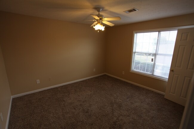 Foto del edificio - Available Fall 2026!!