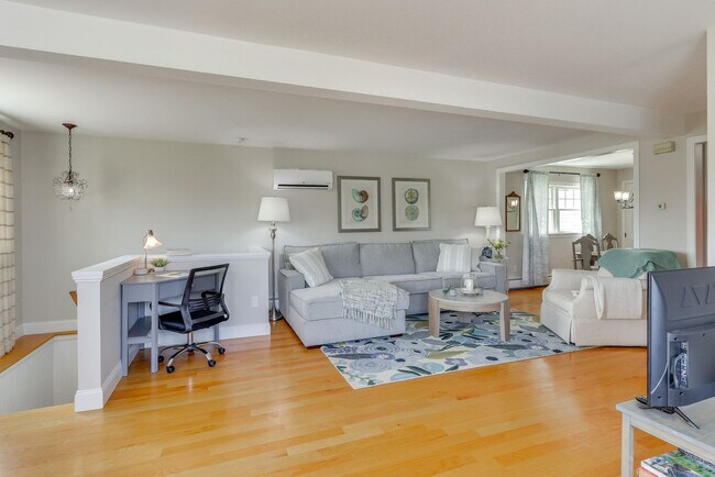 Building Photo - 47 Cosey Beach Ave
