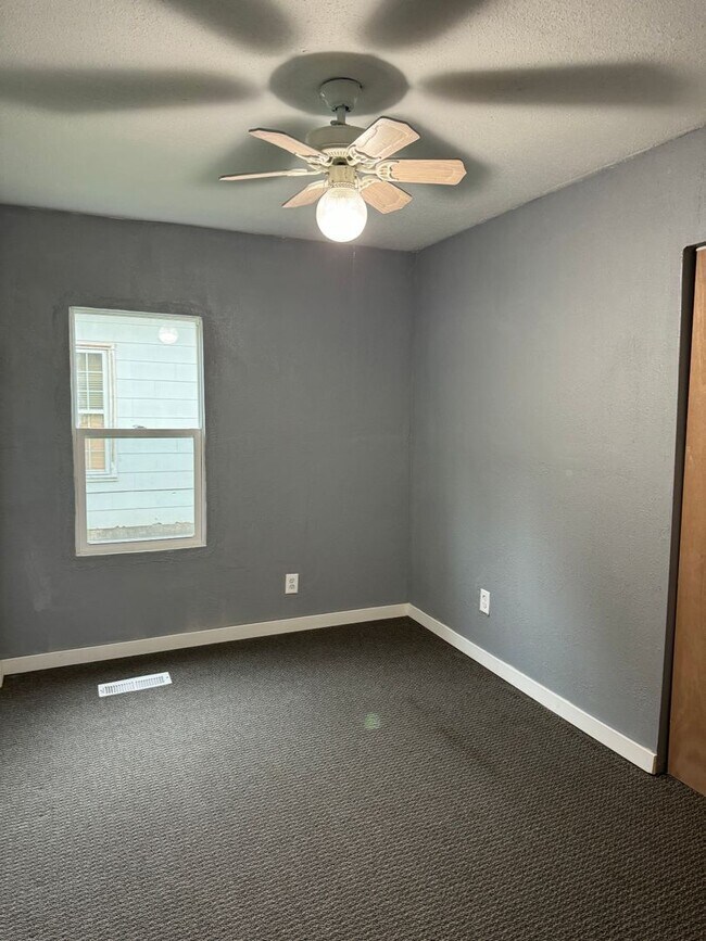 Building Photo - Recently updated 2 bedroom home