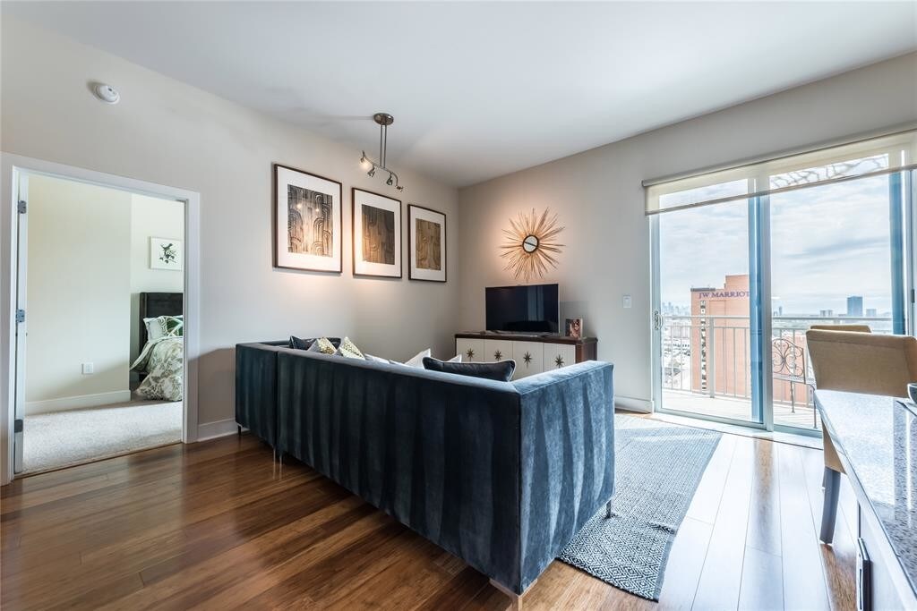 Foto principal - 5250 Brownway St