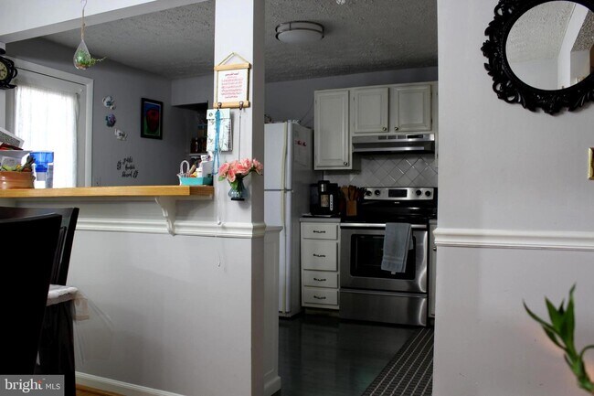 Foto del edificio - 8744 Newington Commons Rd