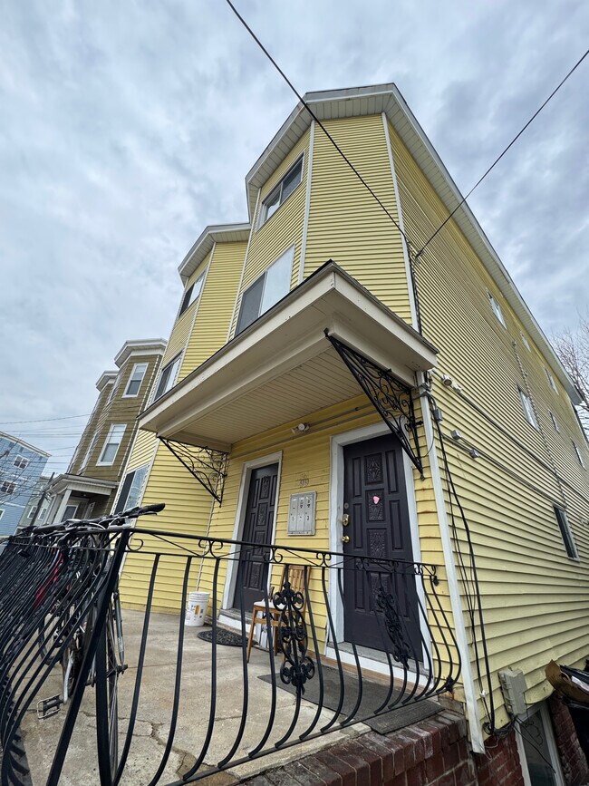 Building Photo - 99 Marion St