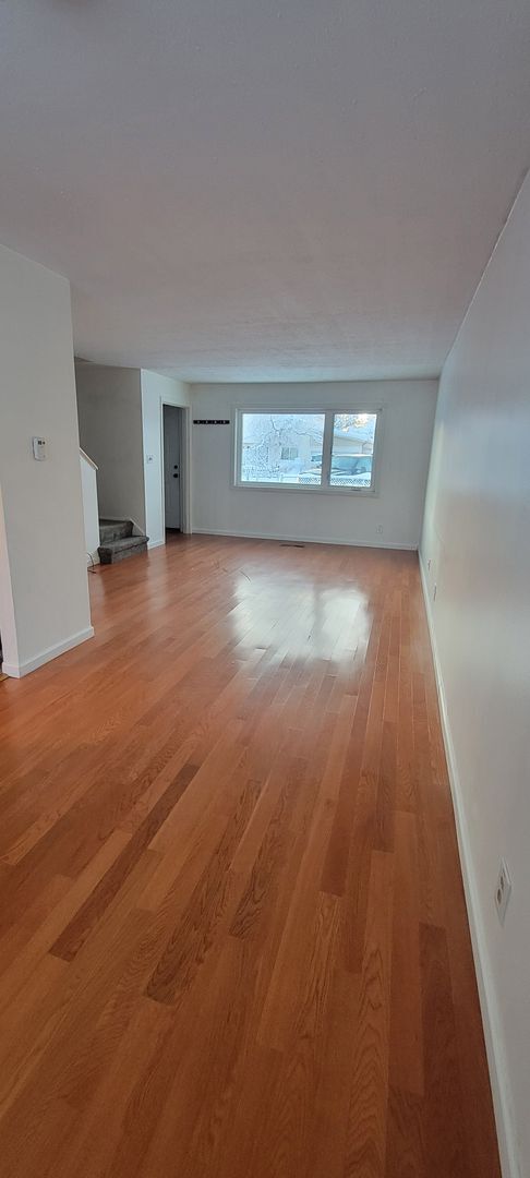 Building Photo - Pet Friendly 2 Bedroom Apartment ! Heat In...