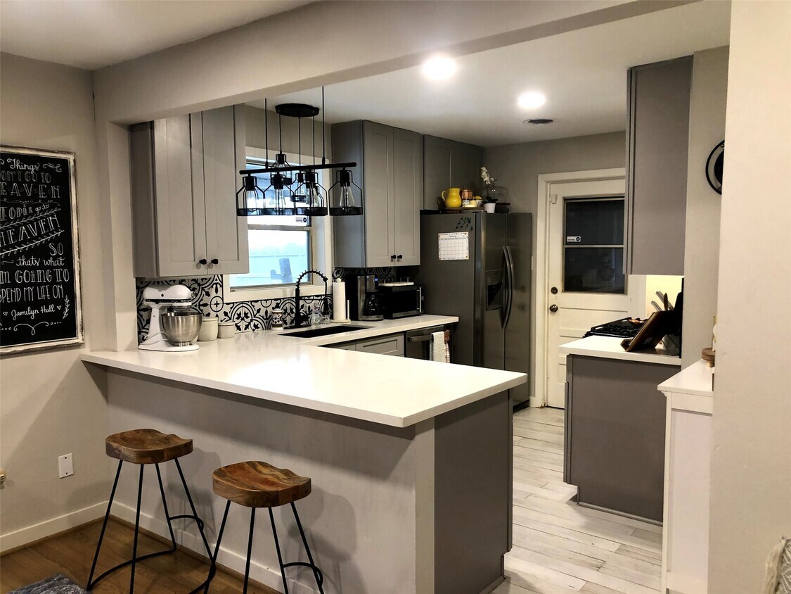 Foto principal - 7151 Neff St