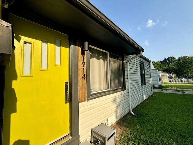 Building Photo - Lux Modern Escape