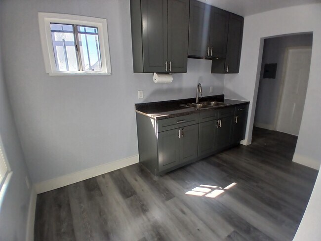 Cocina - 8641 1/2 S Hoover St