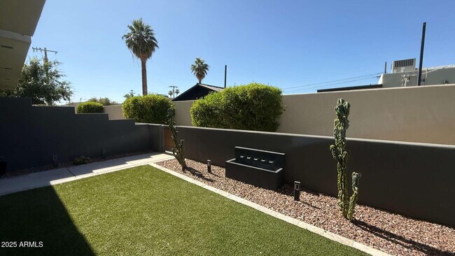 Building Photo - 3150 E Glenrosa Ave
