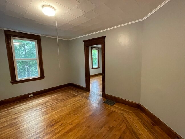 Building Photo - 1740 Farmington Ave