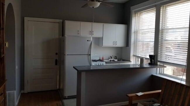 Foto del edificio - 2350 W Augusta Blvd