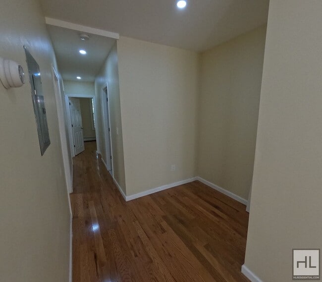 Building Photo - PRIVATE HOUSE RENTAL EDSON AVENUE