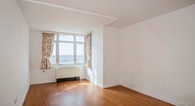 Foto del edificio - 40-28 College Point Blvd