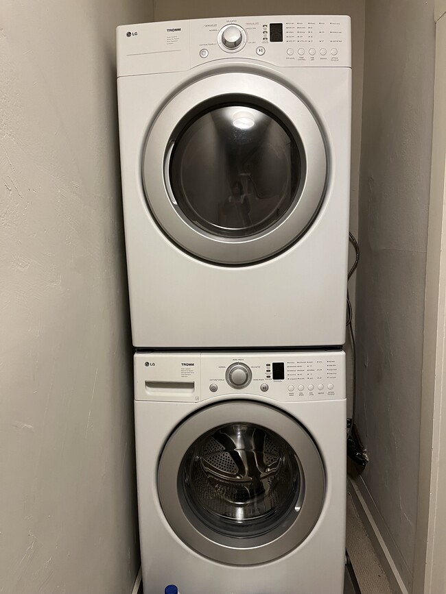 Washer-dryer - 128 Ronada Ave