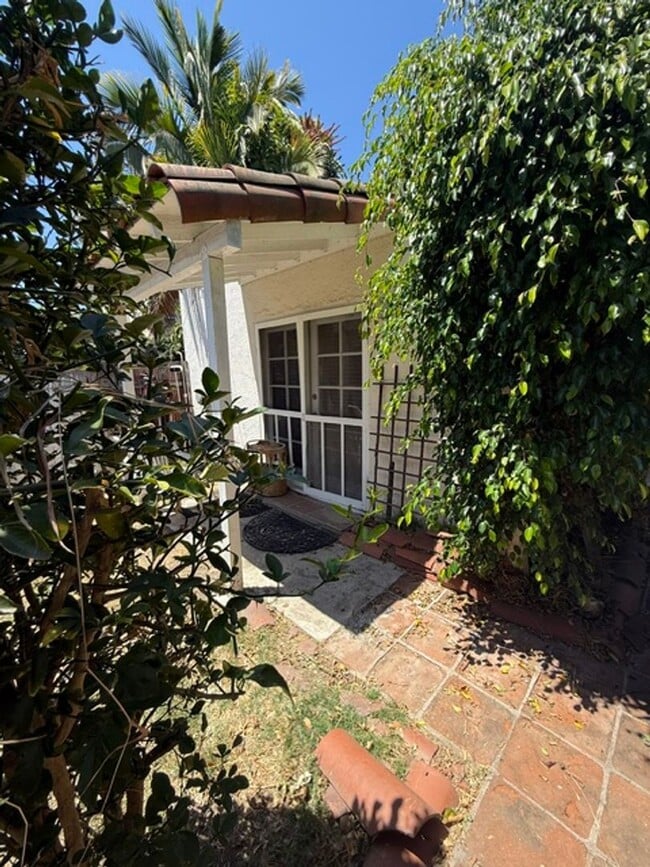 Foto del edificio - **STUDIO APARTMENT IN WRIGLEY AREA**  $1300MO
