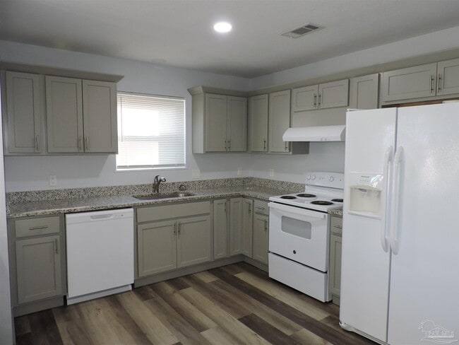 Building Photo - 526 Briarwood Dr