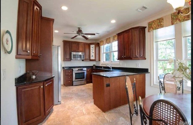 Building Photo - 1299 Roosevelt Way