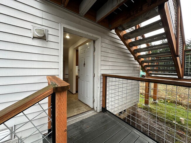 Building Photo - 2 Bedroom, 1 Bathroom Apartment