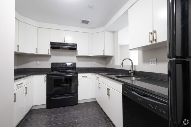 1BR, 1BA, 1/2BA - 940SF - Kitchen - Sullivan Regency