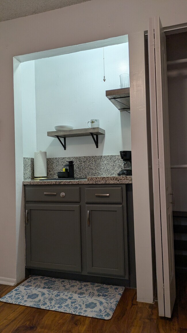 Foto del edificio - 8212 Troxler Dr