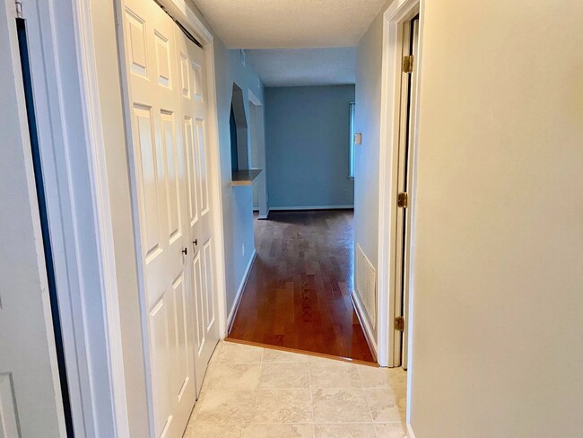 Building Photo - 3BD/2.5BA Townhouse with Garage! Close to ...