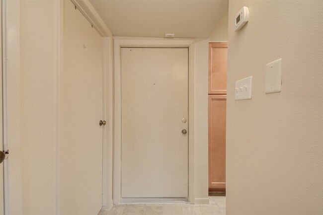Foto del edificio - 3045 Walnut Bend Ln