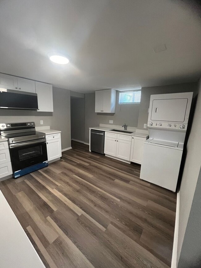 Building Photo - Lower level remodeled duplex!