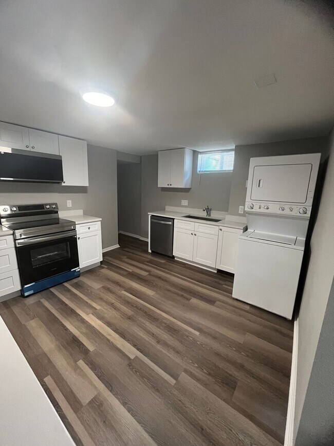Foto del edificio - Lower level remodeled duplex!