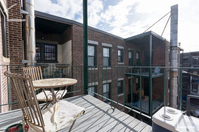 Foto del edificio - No Brokers Fee. Heat and Hot Water Included, Balcony, Laundry on a Site