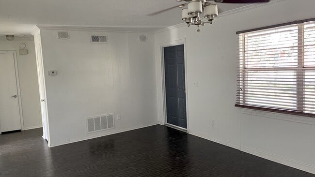 Building Photo - Cute 2/1 House in Casselberry with Updated Flooring