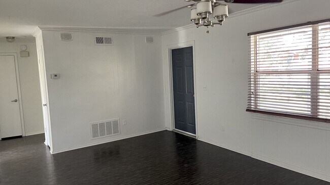 Foto del edificio - Cute 2/1 House in Casselberry with Updated Flooring
