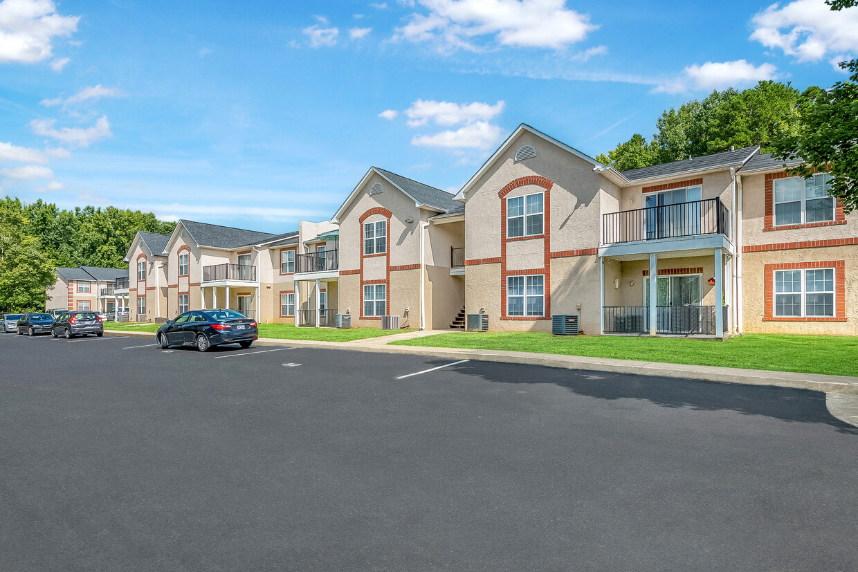 Crown Point Luxury Apartments at Kingsport Apartments - 100 Kingsport ...