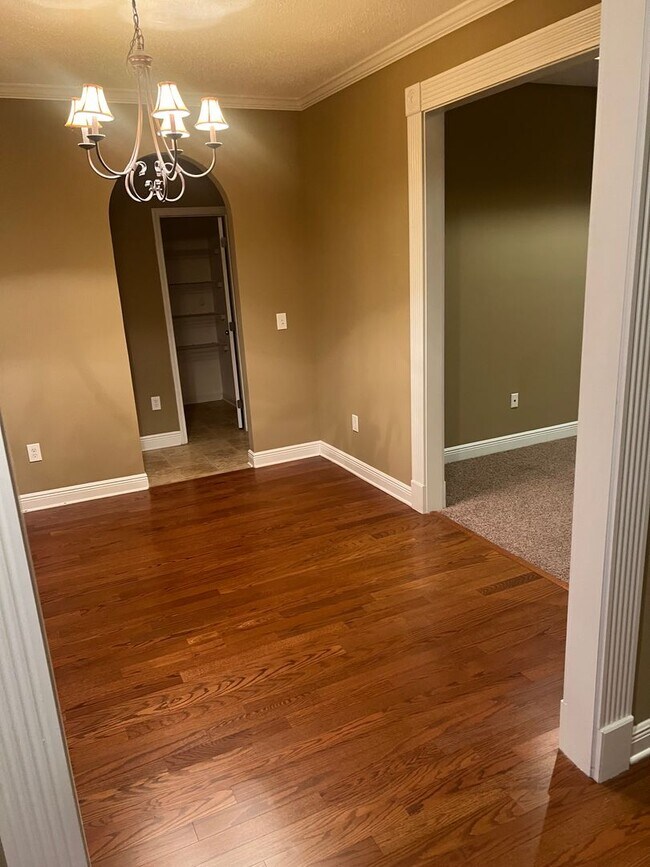 Building Photo - 3 bed / 2 bath Clear Creek Subdivision