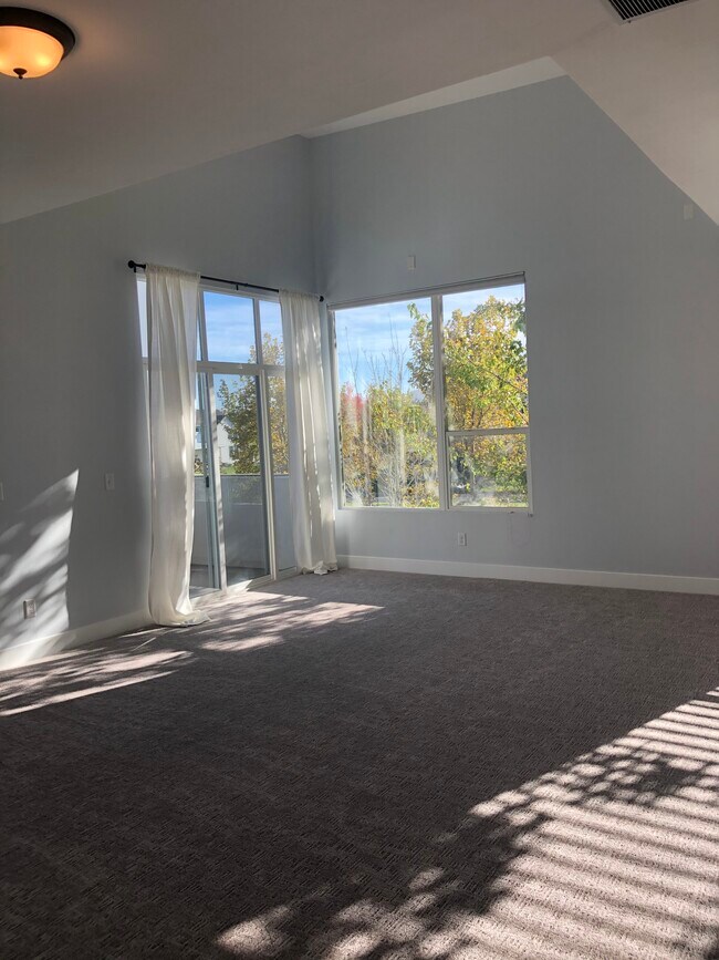 Sala de estar abovedada - 4528 W South Jordan Pkwy