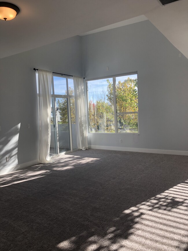 Vaulted Living room - 4528 W South Jordan Pky