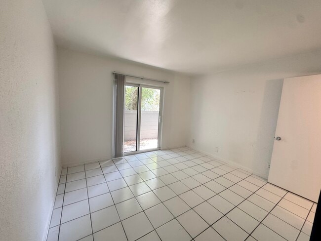 Foto del edificio - 1100 S Lake Dr