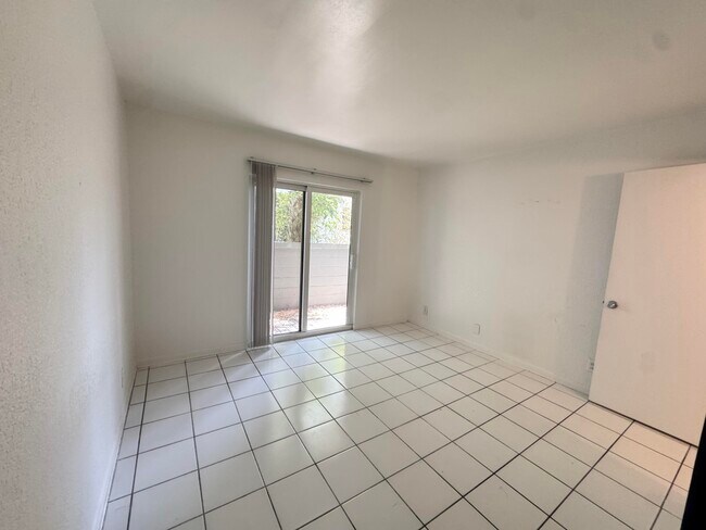 Building Photo - 1100 S Lake Dr