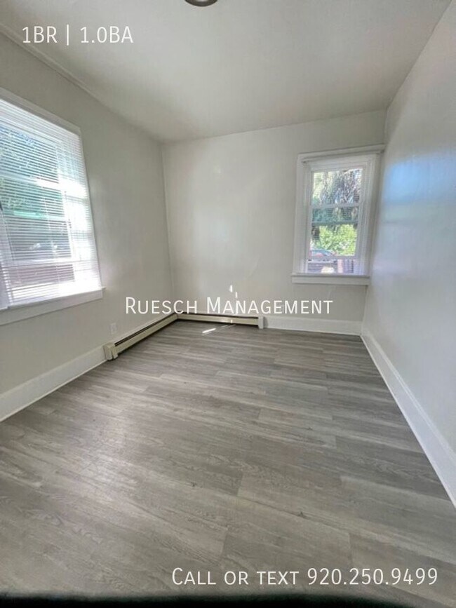 Building Photo - Recently Renovated 1 Bedroom Lower Apartme...