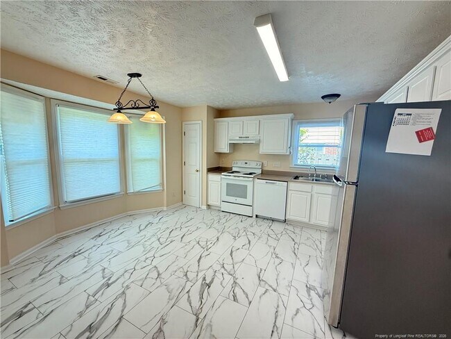 Foto del edificio - 7229 Tollhouse Dr