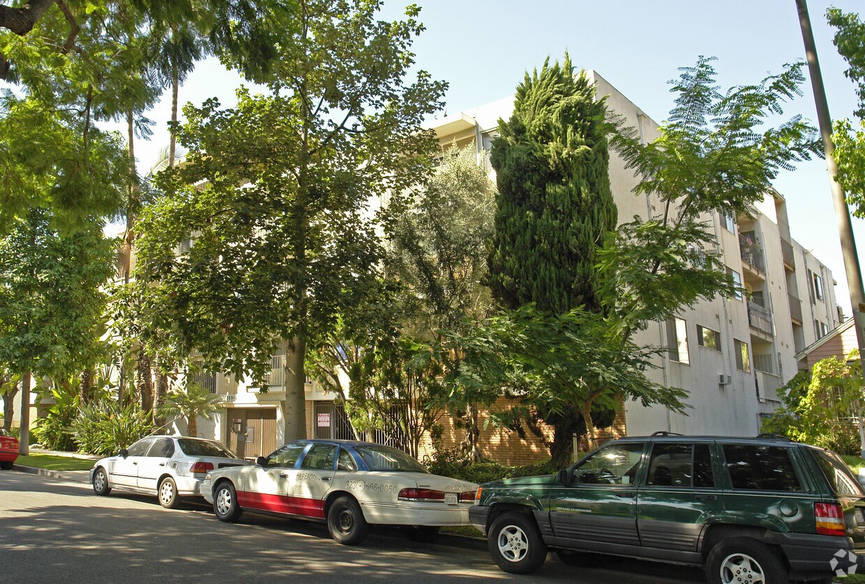 Foto del edificio - 7521 Hampton Ave