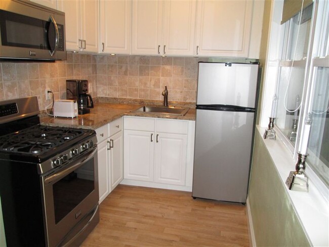 Building Photo - 2 br, 1 bath Triplex - 406 W Jefferson St ...